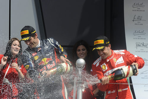 Webber y Alonso descorchan el champán en el podio de Silverstone