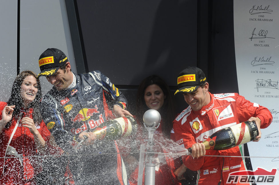 Webber y Alonso descorchan el champán en el podio de Silverstone