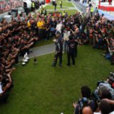 El equipo Red Bull celebra la victoria de Webber en Gran Bretaña 2012