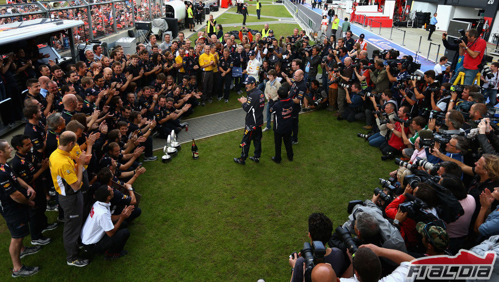 El equipo Red Bull celebra la victoria de Webber en Gran Bretaña 2012