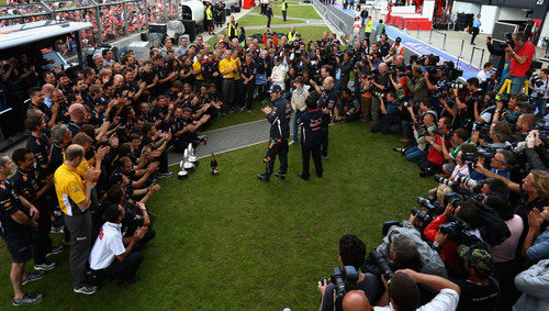 El equipo Red Bull celebra la victoria de Webber en Gran Bretaña 2012