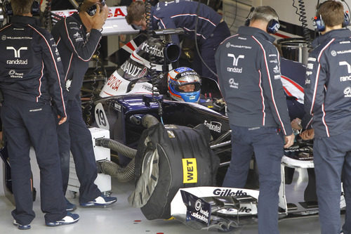 Los mecánicos de Williams trabajan con Valtteri Bottas