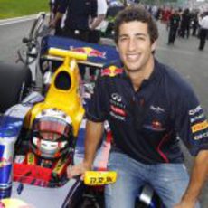 Daniel Ricciardo apoya a Antonio Felix da Costa