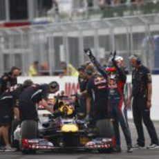 Daniel Ricciardo saluda a la grada