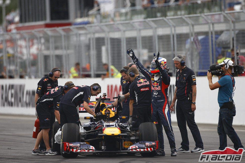 Daniel Ricciardo saluda a la grada