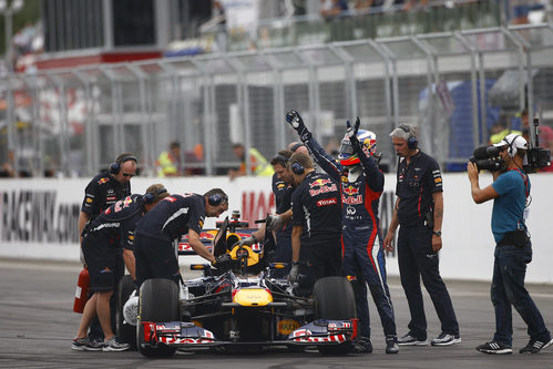 Daniel Ricciardo saluda a la grada