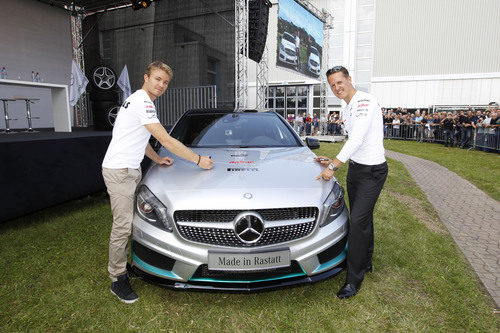 Rosberg y Schumacher visitan la fábrica de Mercedes en Rastatt