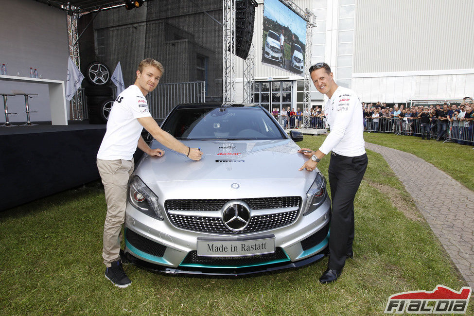 Rosberg y Schumacher visitan la fábrica de Mercedes en Rastatt