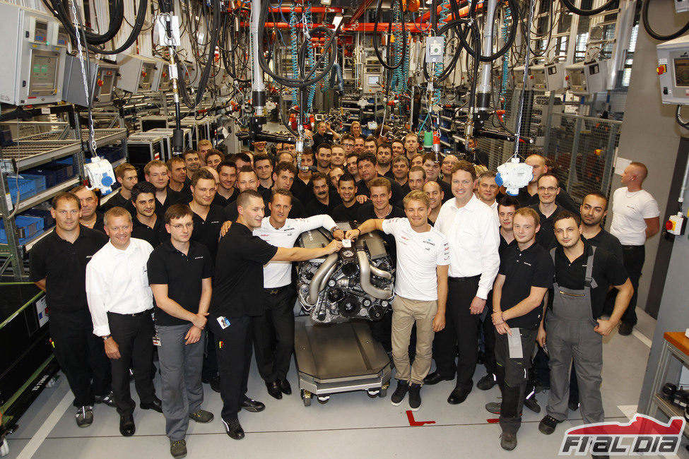 Schumacher y Rosberg con la gente de la fábrica de Rastatt