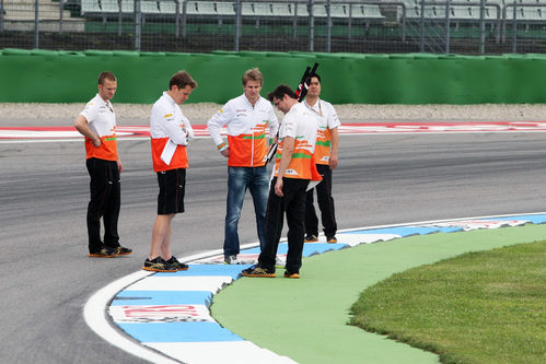 Hülkenberg y sus ingenieros toman nota de los cambios en la pista