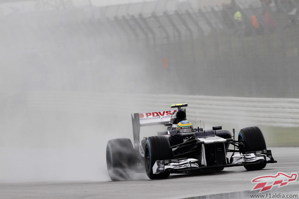 Bruno Senna disputa una mojada sesión de Libres 2