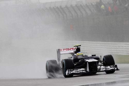 Bruno Senna disputa una mojada sesión de Libres 2