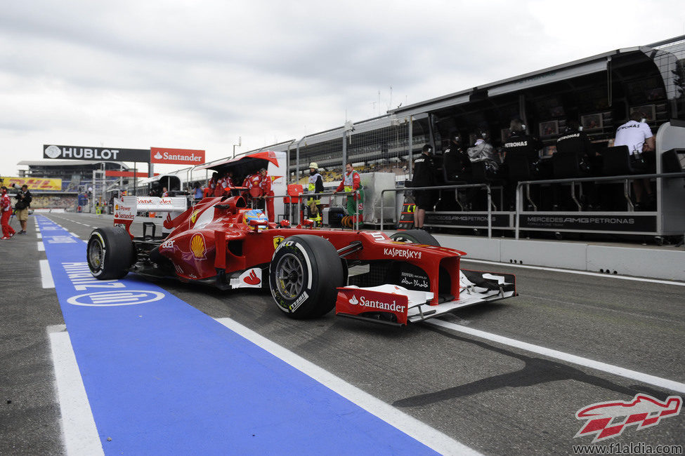 Fernando Alonso sale con los neumáticos medios en Alemania