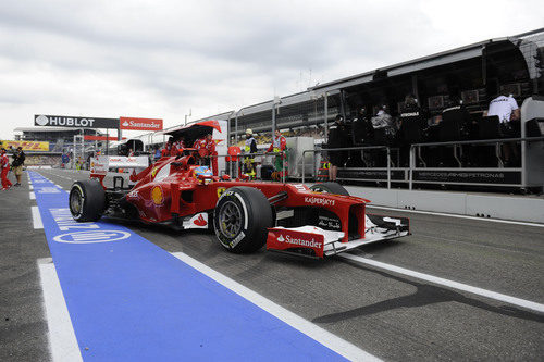 Fernando Alonso sale con los neumáticos medios en Alemania