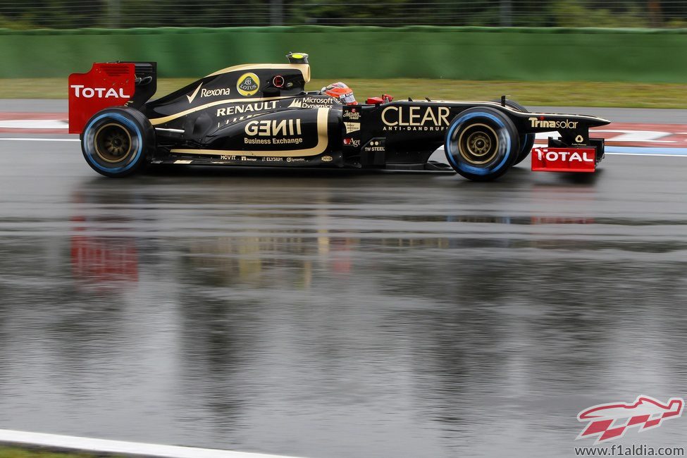 Romain Grosjean conduce sobre la pista mojada de Hockenheim