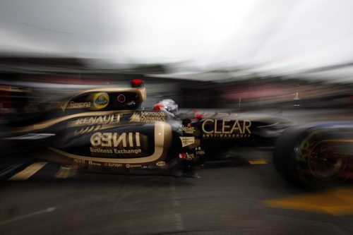 Kimi Räikkönen vuela en la zona del 'pit lane'