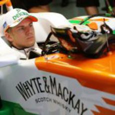 Nico Hülkenberg espera para poder salir a pista