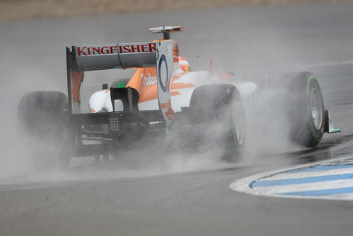 Paul di Resta 'navega' en el circuito de Hockenheim