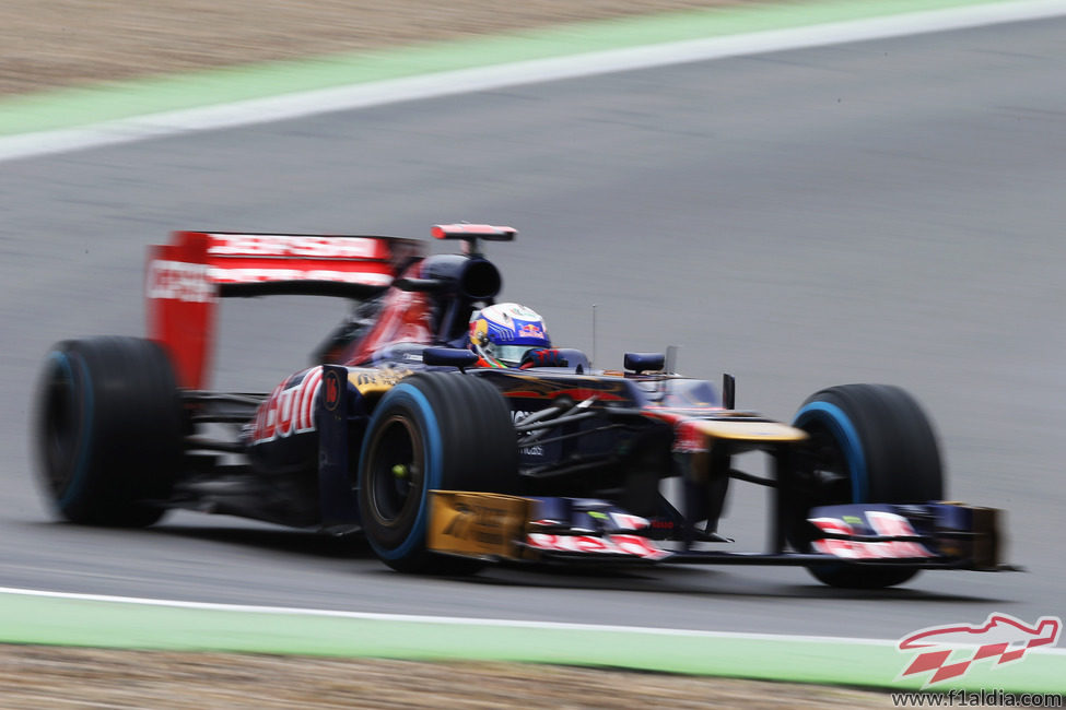 Daniel Ricciardo rueda con lo neumáticos de lluvia extrema