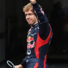 Sebastian Vettel saluda a sus aficionados tras la clasificación