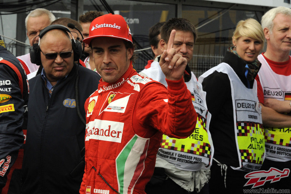 Fernando Alonso celebra su segunda pole consecutiva