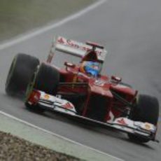 Fernando Alonso volvió a ser el mejor bajo la lluvia