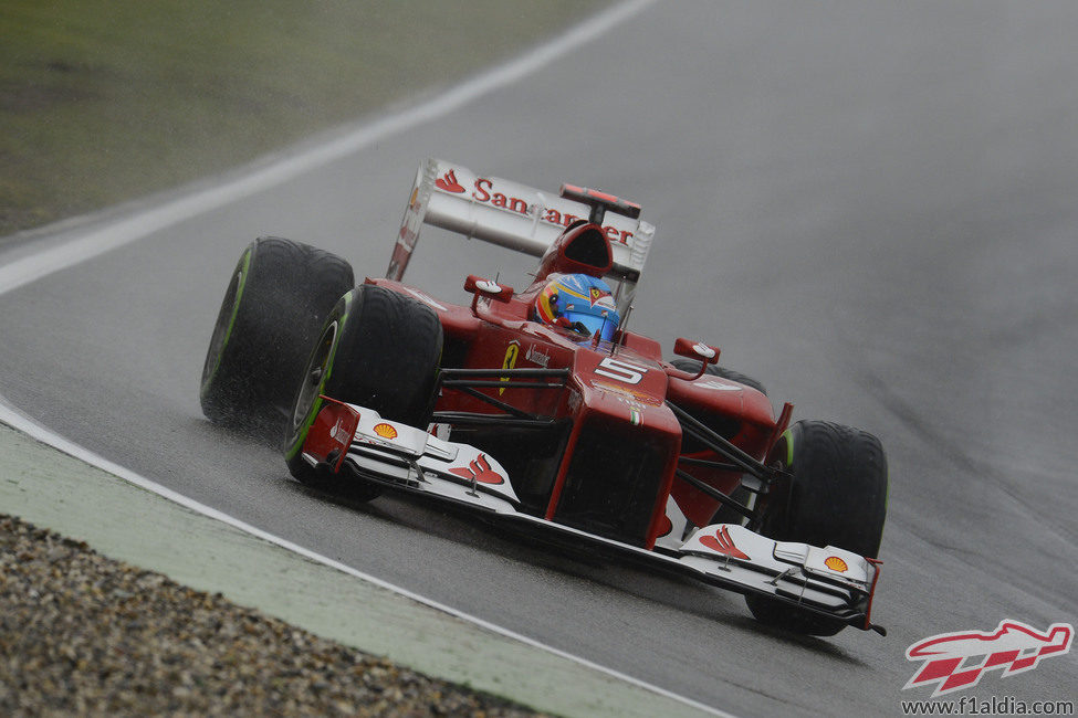 Fernando Alonso volvió a ser el mejor bajo la lluvia