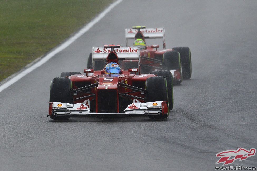 Fernando Alonso por delante de Felipe Massa en Hockenheim