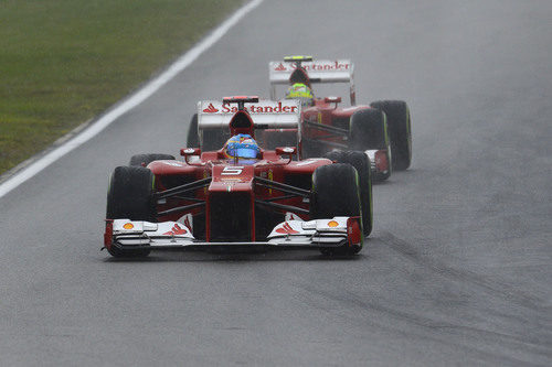 Fernando Alonso por delante de Felipe Massa en Hockenheim