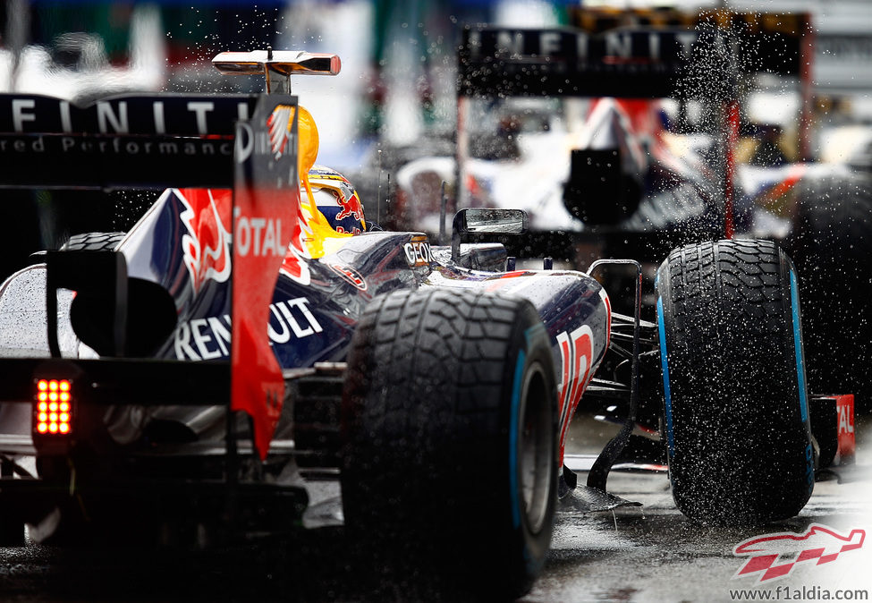 Los Red Bull llegan al parque cerrado tras una lluviosa clasificación