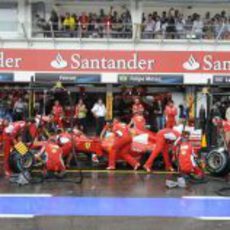 Parada en boxes bajo la lluvia para Fernando Alonso