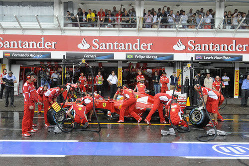 Parada en boxes bajo la lluvia para Fernando Alonso