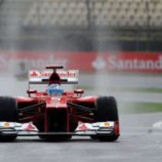 Fernando Alonso entra a boxes con neumáticos intermedios