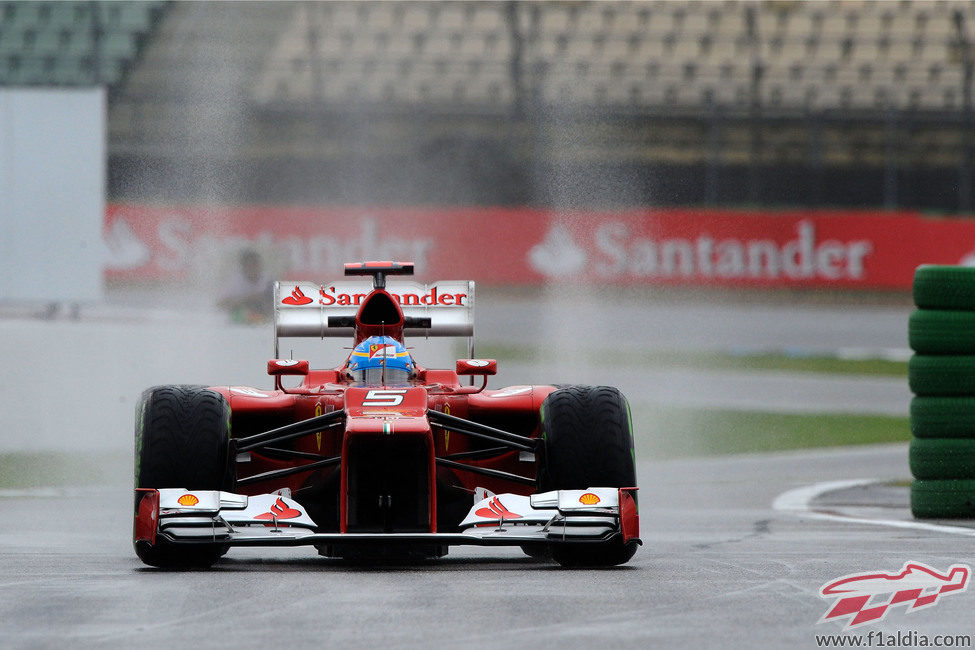 Fernando Alonso entra a boxes con neumáticos intermedios