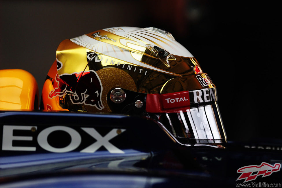 El nuevo casco dorado de Sebastian Vettel