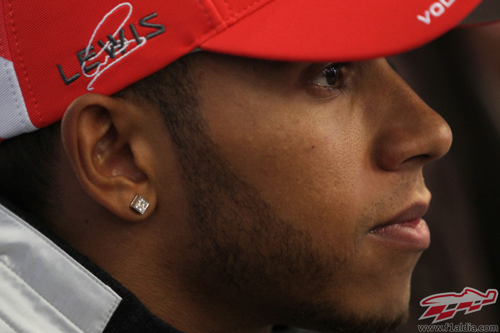 El pendiente de Lewis Hamilton