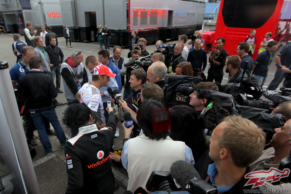La prensa se arremolina cerca de Jenson Button