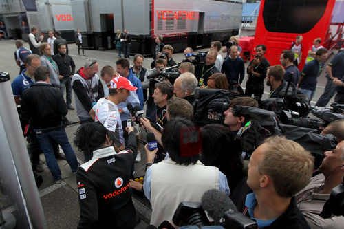 La prensa se arremolina cerca de Jenson Button