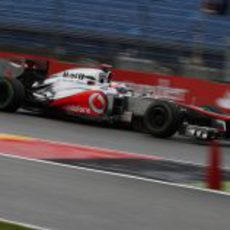 Jenson Button rueda en la pista mojada de Hockenheim