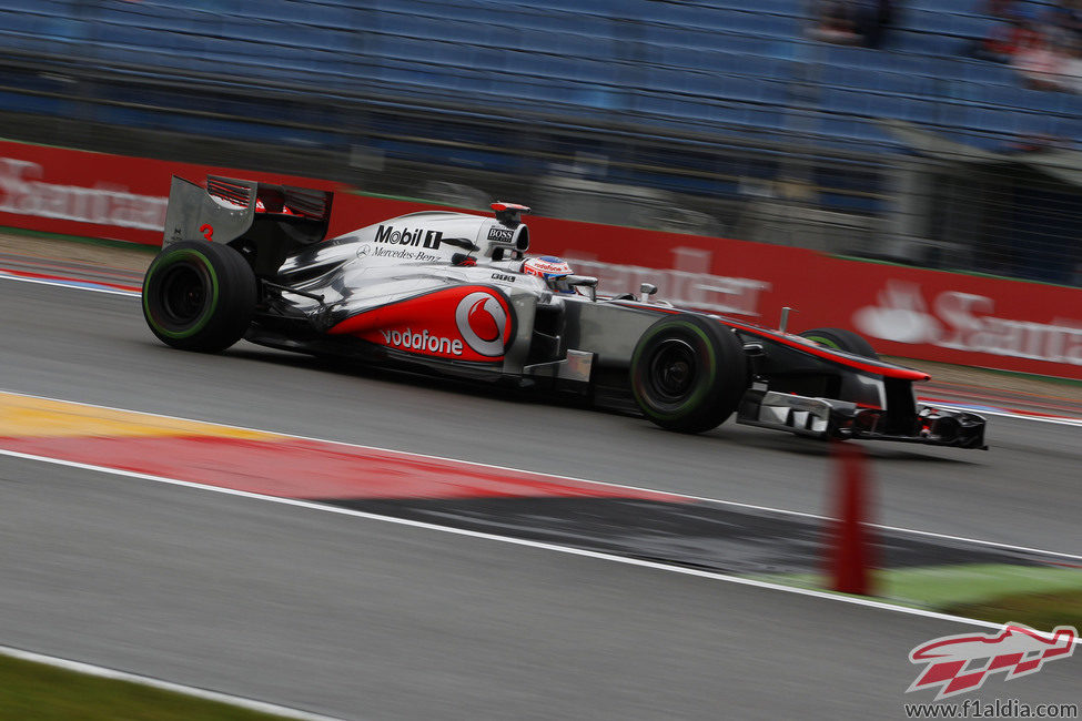 Jenson Button rueda en la pista mojada de Hockenheim