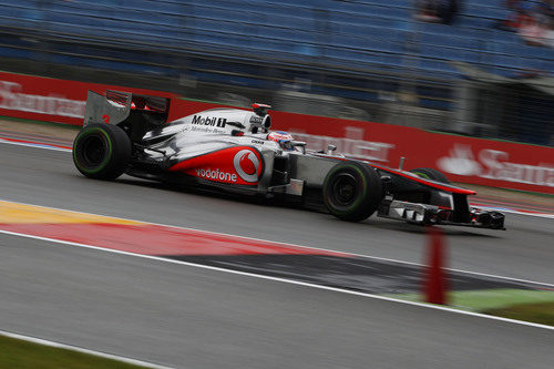 Jenson Button rueda en la pista mojada de Hockenheim