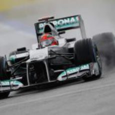 Michael Schumacher rueda bajo la lluvia en Hockenheim