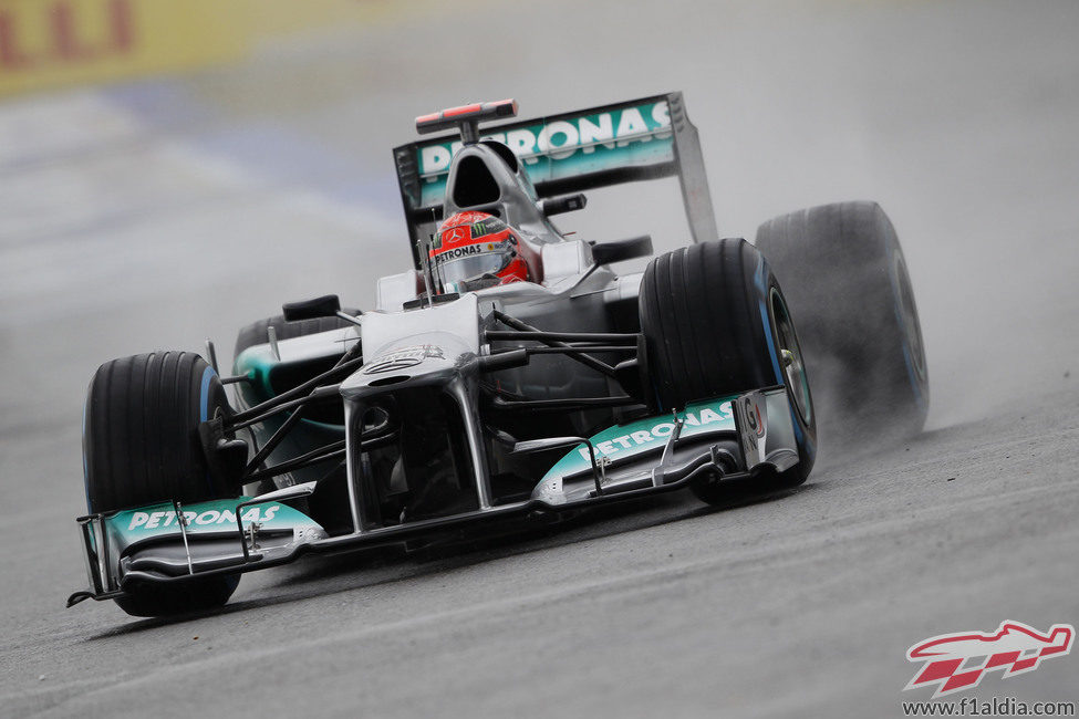 Michael Schumacher rueda bajo la lluvia en Hockenheim