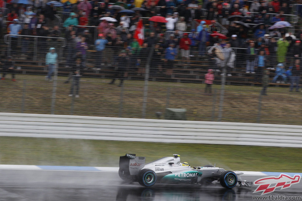 La lluvia recibe a Nico Rosberg en su país