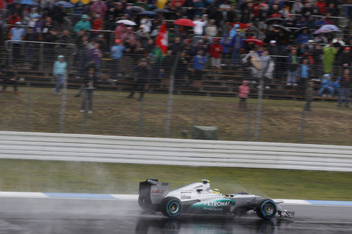 La lluvia recibe a Nico Rosberg en su país