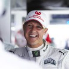 Michael Schumacher sonríe entre sus compañeros