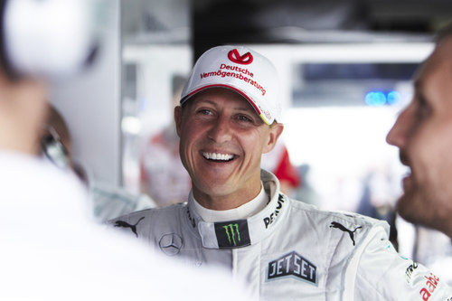 Michael Schumacher sonríe entre sus compañeros