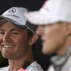 Nico Rosberg y Michael Schumacher en sala de prensa