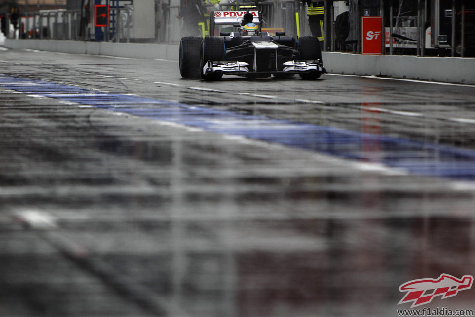 Bruno Senna rueda por el mojado pitlane de Hockenheim