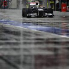 Bruno Senna rueda por el mojado pitlane de Hockenheim